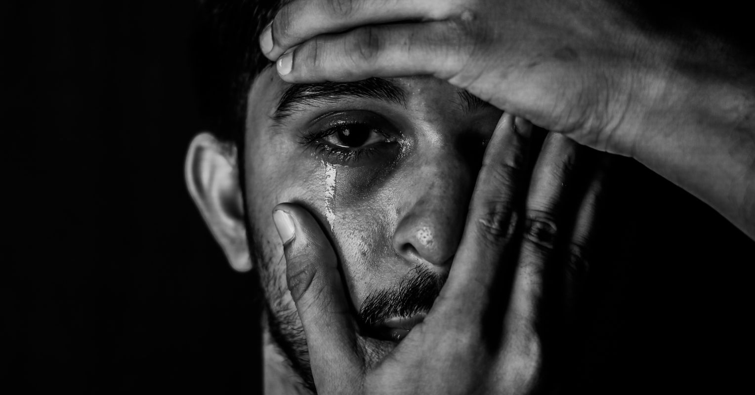 What defines complex trauma and single-incident trauma